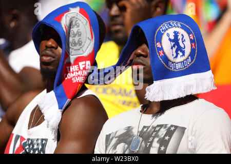 Bouclier des fans de Chelsea leurs têtes dans la chaleur à l'intérieur du stade de Wembley - Chelsea v Manchester City, Fa Community Shield, le Stade de Wembley, Londres (Wembley) - 5 août 2018 Banque D'Images