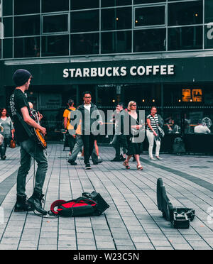 San rue Arthur, café Starbucks à Belfast, en Irlande, un endroit fantastique pour rencontrer des gens et voir des artistes de rue fantastique Banque D'Images