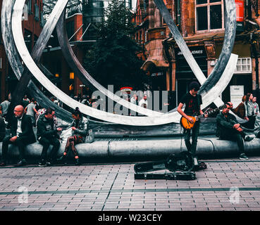 San rue Arthur, café Starbucks à Belfast, en Irlande, un endroit fantastique pour rencontrer des gens et voir des artistes de rue fantastique Banque D'Images