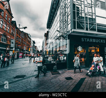 San rue Arthur, café Starbucks à Belfast, en Irlande, un endroit fantastique pour rencontrer des gens et voir des artistes de rue fantastique Banque D'Images