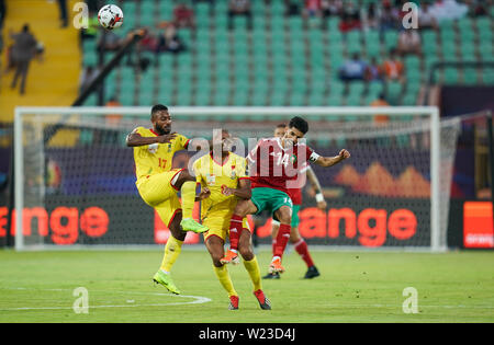 En France, le 5 juillet 2019 : La Jordanie Souleymane Adeoti du Bénin et m'bark Boussoufa du Maroc difficile pour la balle pendant la coupe d'Afrique des Nations 2019 match entre le Maroc et le Bénin au stade Al Salam du Caire, Égypte. Ulrik Pedersen/CSM. Banque D'Images