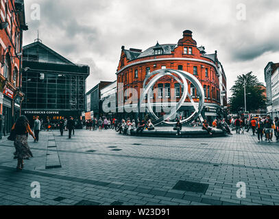 San rue Arthur, café Starbucks à Belfast, en Irlande, un endroit fantastique pour rencontrer des gens et voir des artistes de rue fantastique Banque D'Images