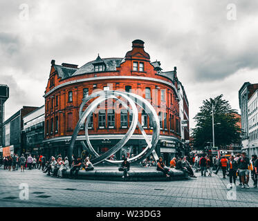 San rue Arthur, café Starbucks à Belfast, en Irlande, un endroit fantastique pour rencontrer des gens et voir des artistes de rue fantastique Banque D'Images