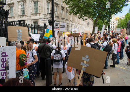 Les enfants et les enseignants de l'école sur Mars n°10 Downing Street pour protester contre les coupures de l'école et les écoles d'ouvrir seulement pour 4 jours et demi par semaine. Banque D'Images