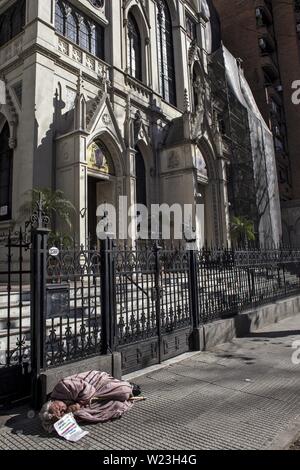 4 juillet 2019 - Buenos Aires, capitale fédérale, Argetina - Cinq personnes sans abri ont perdu la vie en raison d'une vague de froid qui touche une grande partie de l'Argentine avec des chutes de neige, le gel et le vent des températures au-dessous de zéro dans au moins 15 des 24 provinces du pays..La ministre du Développement humain et de l'habitat de la ville de Bueno Aires, Guadalupe Tagliaferri, dit que 1 146 personnes vivent dans la rue et plus de 40 équipes travaillent dans les rues pour aider les gens sans toit..L'organisation non gouvernementale Red Solidaria a annoncé que cinq personnes sans toit ont trouvé la mort dans deux semaines..Le Ri Banque D'Images