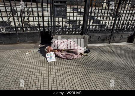 4 juillet 2019 - Buenos Aires, capitale fédérale, Argetina - Cinq personnes sans abri ont perdu la vie en raison d'une vague de froid qui touche une grande partie de l'Argentine avec des chutes de neige, le gel et le vent des températures au-dessous de zéro dans au moins 15 des 24 provinces du pays..La ministre du Développement humain et de l'habitat de la ville de Bueno Aires, Guadalupe Tagliaferri, dit que 1 146 personnes vivent dans la rue et plus de 40 équipes travaillent dans les rues pour aider les gens sans toit..L'organisation non gouvernementale Red Solidaria a annoncé que cinq personnes sans toit ont trouvé la mort dans deux semaines..Le Ri Banque D'Images