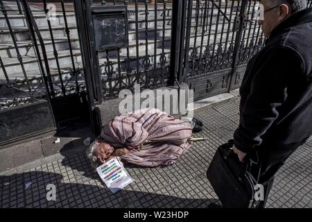 Buenos Aires, capitale fédérale, Argetina. 4 juillet, 2019. Cinq personnes sans abri ont perdu la vie en raison d'une vague de froid qui touche une grande partie de l'Argentine avec des chutes de neige, le gel et le vent des températures au-dessous de zéro dans au moins 15 des 24 provinces du pays.La ministre du Développement humain et de l'habitat de la ville de Bueno Aires, Guadalupe Tagliaferri, dit que 1 146 personnes vivent dans la rue et plus de 40 équipes travaillent dans les rues pour aider les personnes sans toit.L'organisation non gouvernementale Red Solidaria a annoncé que cinq personnes sans toit ont trouvé la mort dans deux semaines.Le Ri Banque D'Images