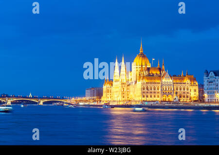 Danube Budapest Hongrie Le parlement hongrois Pont Margaret Banque D'Images