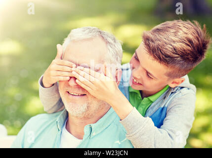 Grand-père et petit-fils jouer au parc d'été Banque D'Images