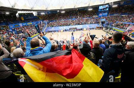 05 juillet 2019, Hambourg : beach-volley, Championnat du monde, dans la région de Rothenbaum Stadium : rond de 16 ans, hommes, Alison/Alvaro Filho (Brésil) - Thole/Wickler (Allemagne). Fans encourager les joueurs sur le court central. Photo : Christian Charisius/dpa Banque D'Images