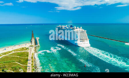 Bateau de croisière Norwegian Bliss entrée de l'océan Atlantique. Miami Beach. La Floride. USA. Banque D'Images