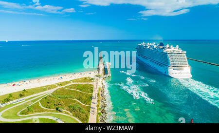 Bateau de croisière Norwegian Bliss entrée de l'océan Atlantique. Miami Beach. La Floride. USA. Banque D'Images