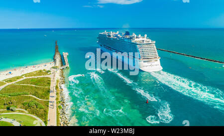 Bateau de croisière Norwegian Bliss entrée de l'océan Atlantique. Miami Beach. La Floride. USA. Banque D'Images