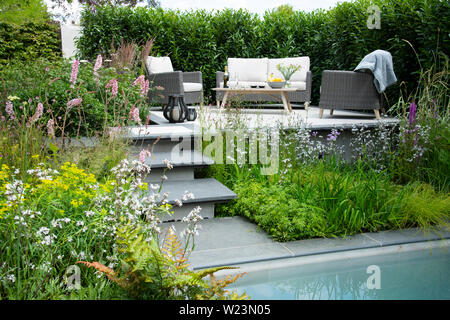 Un coin salon entouré de fleurs sauvages dans l'APL : un endroit pour afficher un jardin, jardin à l'Hampton Court Palace Garden Festival, East Molesey, Banque D'Images