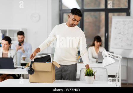 Triste tiré office worker substance personnelle d'emballage Banque D'Images