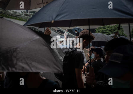Hong Kong, Hong Kong, Hong Kong. 12 Juin, 2019. Les manifestants lors d'affrontements avec des parasols.Des affrontements entre la police anti-émeute de Hong Kong et de jeunes manifestants au cours de l'Anti-Extradition La Loi de Chine des manifestations. Crédit : Ivan Abreu SOPA/Images/ZUMA/Alamy Fil Live News Banque D'Images