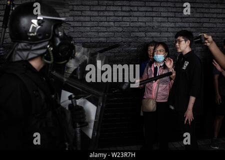 Hong Kong, Hong Kong, Hong Kong. 12 Juin, 2019. Hong Kong riot police point leurs matraques contre les manifestants lors d'affrontements.Des affrontements entre la police anti-émeute de Hong Kong et de jeunes manifestants au cours de l'Anti-Extradition La Loi de Chine des manifestations. Crédit : Ivan Abreu SOPA/Images/ZUMA/Alamy Fil Live News Banque D'Images