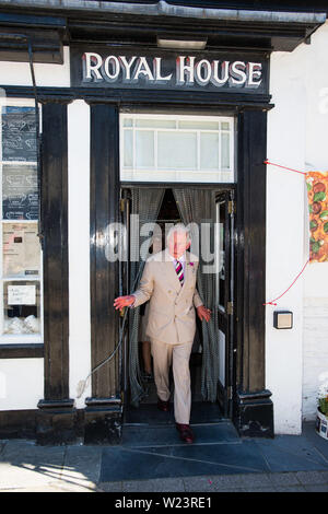 Machynlleth Powys Pays de Galles. 05 juillet 2019 Prince Charoes émerge de la 'Royal House', une ancienne boutique À Machynlleth, maintenant une boulangerie. le dernier jour de visite à l'été annuel hois Galles pohoto crédit : Keith Morris / Alamy Live News Banque D'Images