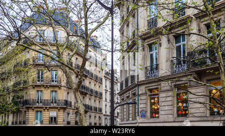 Architecture de Paris France. Façades de bâtiments d'un appartement traditionnel Banque D'Images