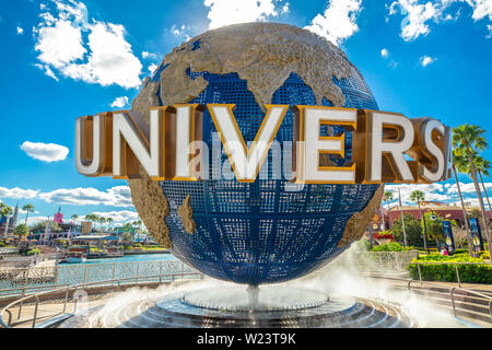 Le célèbre globe universel au parc à thème Universal Studios Florida. Vue de nuit. À pied universel. La Floride. D'Orlando. USA. Banque D'Images