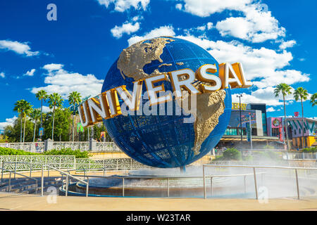 Le célèbre globe universel au parc à thème Universal Studios Florida. Vue de nuit. À pied universel. La Floride. D'Orlando. USA. Banque D'Images