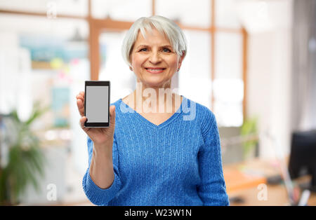 Smartphone montrant senior couple Banque D'Images