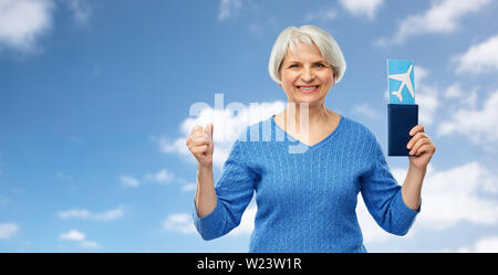 Senior woman avec passeport et billet d'avion Banque D'Images
