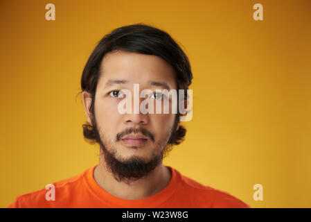 Asian guy headshot sur fond de couleur jaune. Thème homme philippins Banque D'Images