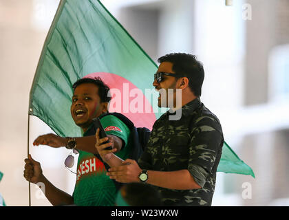 Le Lords Cricket Ground, London, UK. 5 juillet, 2019. Coupe du Monde de Cricket ICC, le Pakistan et le Bangladesh Bangladesh ; deux fans acclamer leur équipe à crédit : Action Plus Sport/Alamy Live News Banque D'Images