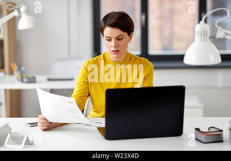 Femme créative travaillant sur l'interface utilisateur à l'office de tourisme Banque D'Images