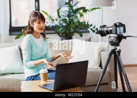 Asian female blogger avec l'enregistrement de caméra video Banque D'Images