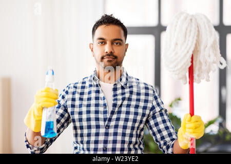 L'homme indien avec RDP et de détergent à la maison de nettoyage Banque D'Images