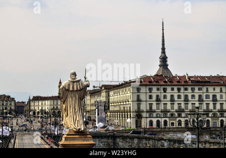 Turin, Piémont, Italie. Juin 2019. Tourné vers la Piazza Vittorio de la Gran Madre. Remarque les statues faisant face à la place, le flux du trafic Banque D'Images