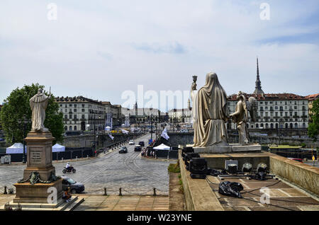 Turin, Piémont, Italie. Juin 2019. Tourné vers la Piazza Vittorio de la Gran Madre. Remarque les statues faisant face à la place, le flux du trafic Banque D'Images