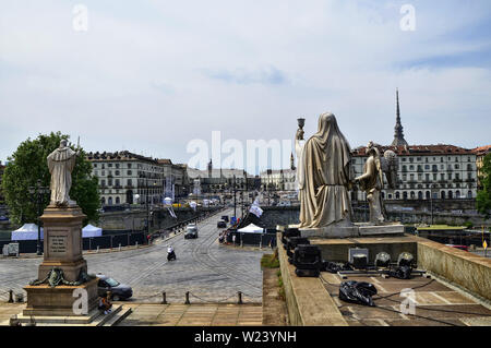 Turin, Piémont, Italie. Juin 2019. Tourné vers la Piazza Vittorio de la Gran Madre. Remarque les statues faisant face à la place, le flux du trafic Banque D'Images