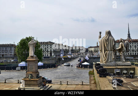 Turin, Piémont, Italie. Juin 2019. Tourné vers la Piazza Vittorio de la Gran Madre. Remarque les statues faisant face à la place, le flux du trafic Banque D'Images