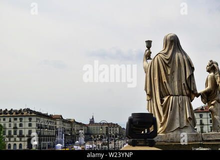 Turin, Piémont, Italie. Juin 2019. Tourné vers la Piazza Vittorio de la Gran Madre. Remarque les statues faisant face à la place, le flux du trafic Banque D'Images