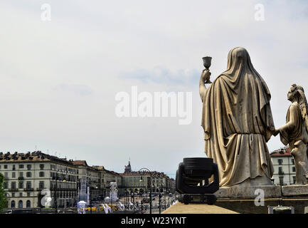 Turin, Piémont, Italie. Juin 2019. Tourné vers la Piazza Vittorio de la Gran Madre. Remarque les statues faisant face à la place, le flux du trafic Banque D'Images