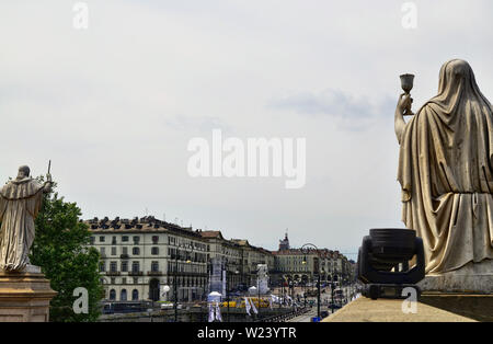 Turin, Piémont, Italie. Juin 2019. Tourné vers la Piazza Vittorio de la Gran Madre. Remarque les statues faisant face à la place, le flux du trafic Banque D'Images