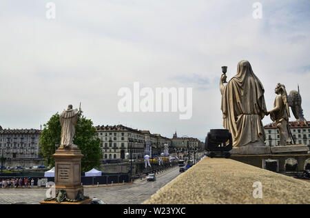 Turin, Piémont, Italie. Juin 2019. Tourné vers la Piazza Vittorio de la Gran Madre. Remarque les statues faisant face à la place, le flux du trafic Banque D'Images