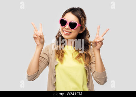 Femme Asiatique à lunettes en forme de cœur Banque D'Images