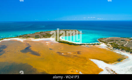 Vue aérienne de Puerto Rico. Faro Los Morrillos de Cabo Rojo. Playa Sucia beach et lacs de sel à Punta Jaguey. Banque D'Images