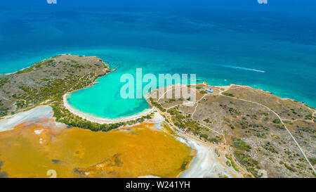 Vue aérienne de Puerto Rico. Faro Los Morrillos de Cabo Rojo. Playa Sucia beach et lacs de sel à Punta Jaguey. Banque D'Images