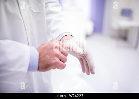 Médecin homme portant des gants chirurgicaux. Banque D'Images