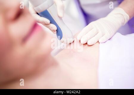 Jeune femme ayant laser peeling traitement, close-up. Ce traitement lisse et rajeunit la peau. Banque D'Images