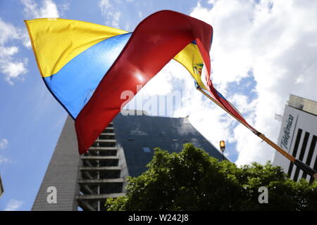 Caracas, Venezuela. 05 juillet, 2019. Le drapeau vénézuélien vole en face du siège du Programme des Nations Unies pour le développement (PNUD) dans la capitale vénézuélienne. Le chef de l'opposition et l'auto-nommé président par intérim Guaido avait demandé à la société civile pour protester contre le gouvernement du chef de l'état Maduro. Le Venezuela commémore le 5 juillet l'indépendance de l'Espagne en 1811. Credit : Rafael Hernandez/dpa/Alamy Live News Banque D'Images