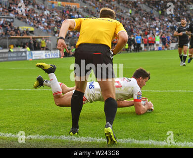 St Helens' Lachlan Coote marque son troisième essai de l'équipe au cours de la Super League Betfred match au stade KCOM, Hull. Banque D'Images