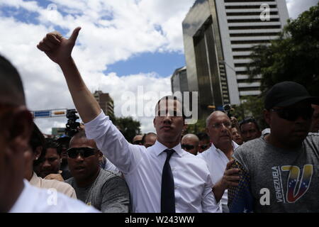 Caracas, Venezuela. 05 juillet, 2019. Juan Guaido, le soi-disant président intérimaire, est optimiste en face de partisans dans une manifestation le jour de l'indépendance. Guaido a demandé à la société civile pour protester contre le gouvernement du chef de l'État Maduro. Le Venezuela commémore le 5 juillet l'indépendance de l'Espagne en 1811. Credit : Rafael Hernandez/dpa/Alamy Live News Banque D'Images