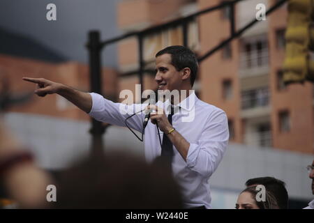 Caracas, Venezuela. 05 juillet, 2019. Juan Guaido, auto-proclamé président par intérim du Venezuela, des sourires et des points à la foule lors d'un rassemblement pour l'indépendance Day. Guaido a demandé à la société civile pour protester contre le gouvernement du chef de l'État Maduro. Le Venezuela commémore le 5 juillet l'indépendance de l'Espagne en 1811. Credit : Rafael Hernandez/dpa/Alamy Live News Banque D'Images