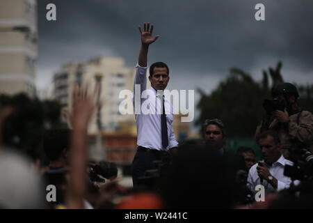 Caracas, Venezuela. 05 juillet, 2019. Juan Guaido, auto-proclamé président par intérim du Venezuela, les vagues aux partisans lors d'une manifestation le jour de l'indépendance. Guaido a demandé à la société civile pour protester contre le gouvernement du chef de l'État Maduro. Le Venezuela commémore le 5 juillet l'indépendance de l'Espagne en 1811. Credit : Rafael Hernandez/dpa/Alamy Live News Banque D'Images